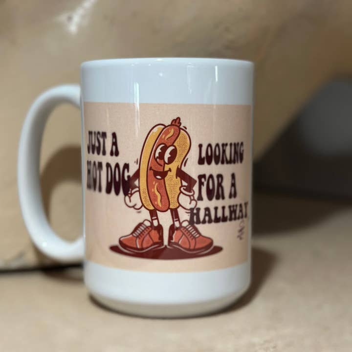 Tazza da caffè in ceramica Hotdog Down a Hallway da 15 once per la vendita all'ingrosso da parte di Crooked Halo