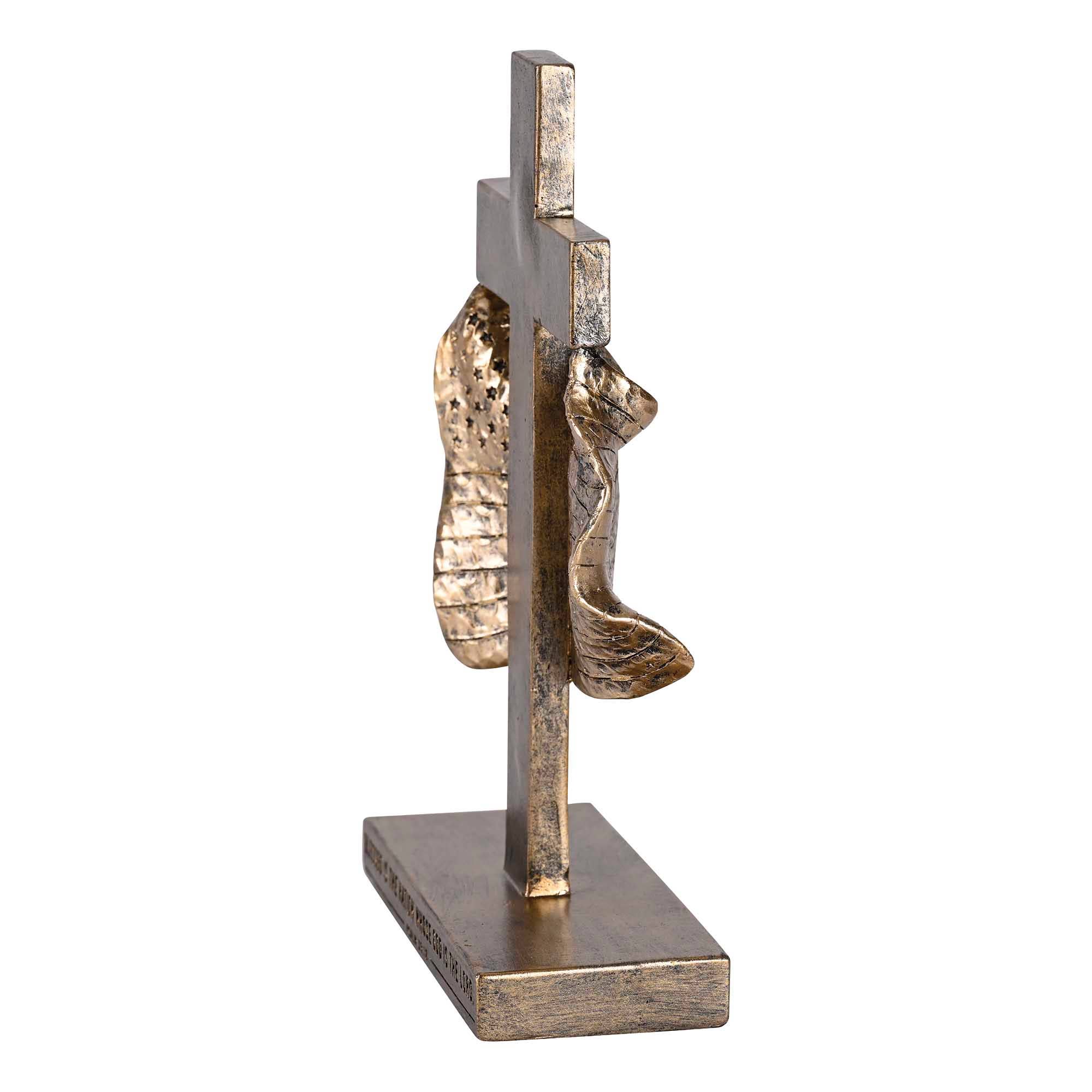Dicksons - Vendita all'ingrosso Statuette decorative - Statuina chiamata a pregare con croce con bandiera2