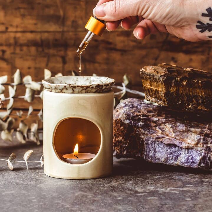 Mindful Living Co. – Engroshandel Olievarmer – Håndlavet keramisk olielampe - Sand / Prikket