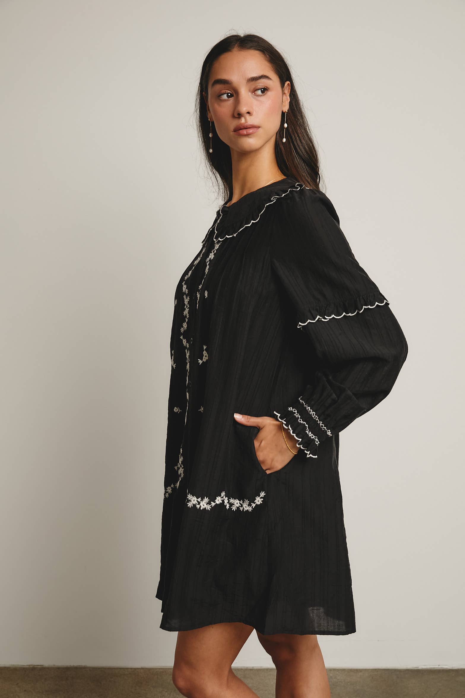 Forte – wholesale Klänning - Dam – Broderad klänning med volangkrage i bomull FD00032