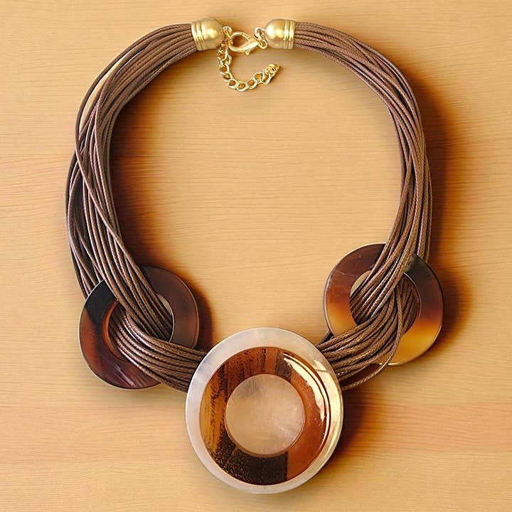 Flerradigt halsband i sköldpaddsskal | Statement-smycken för wholesale av Bijoux Envie Statement Jewelry
