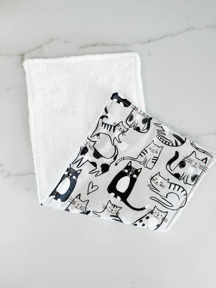 Spucktuch für Katzen, Babyzubehör, Babygeschenke, Babyzimmer für den Großhandel von Gingerly Sewn
