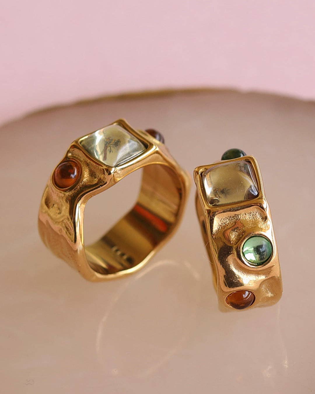 MeloMelo - Wholesale Ring met meerdere stenen - Riley brede cabochon hamerslag gouden ring met gekleurde glazen inzetstukken1