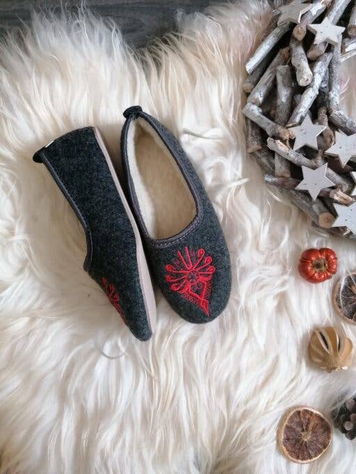 HomieeStudio – wholesale Slippers – Women's – Graphite Felt Ballerina Folk Embroidered Slippers1