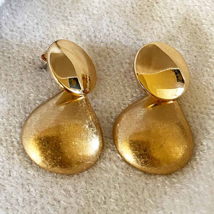 Örhängen med droppe i borstad förgylld mässing för wholesale av Aramance