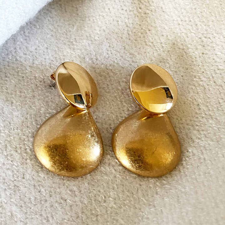 Pendientes de gota de latón chapado en oro cepillado para venta al por mayor de Aramance