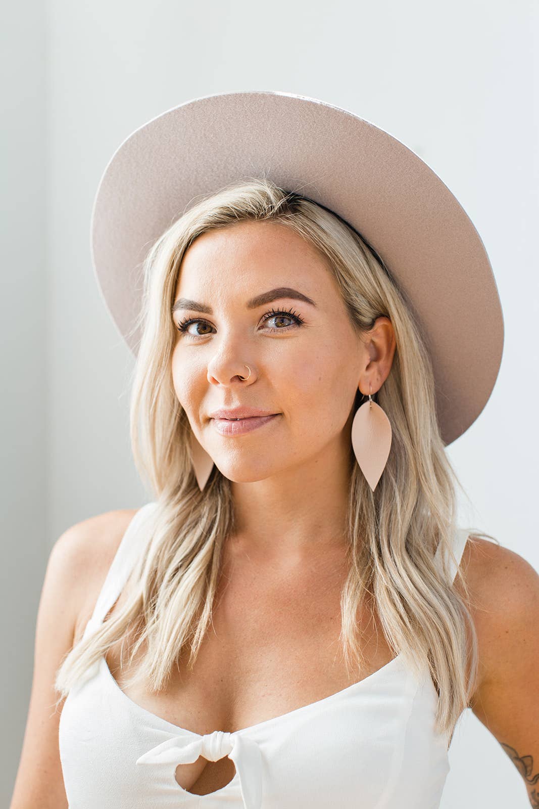 Whitebirch Handmade Goods – Brincos de argola por atacado – Brincos de folha de couro rosa nude3