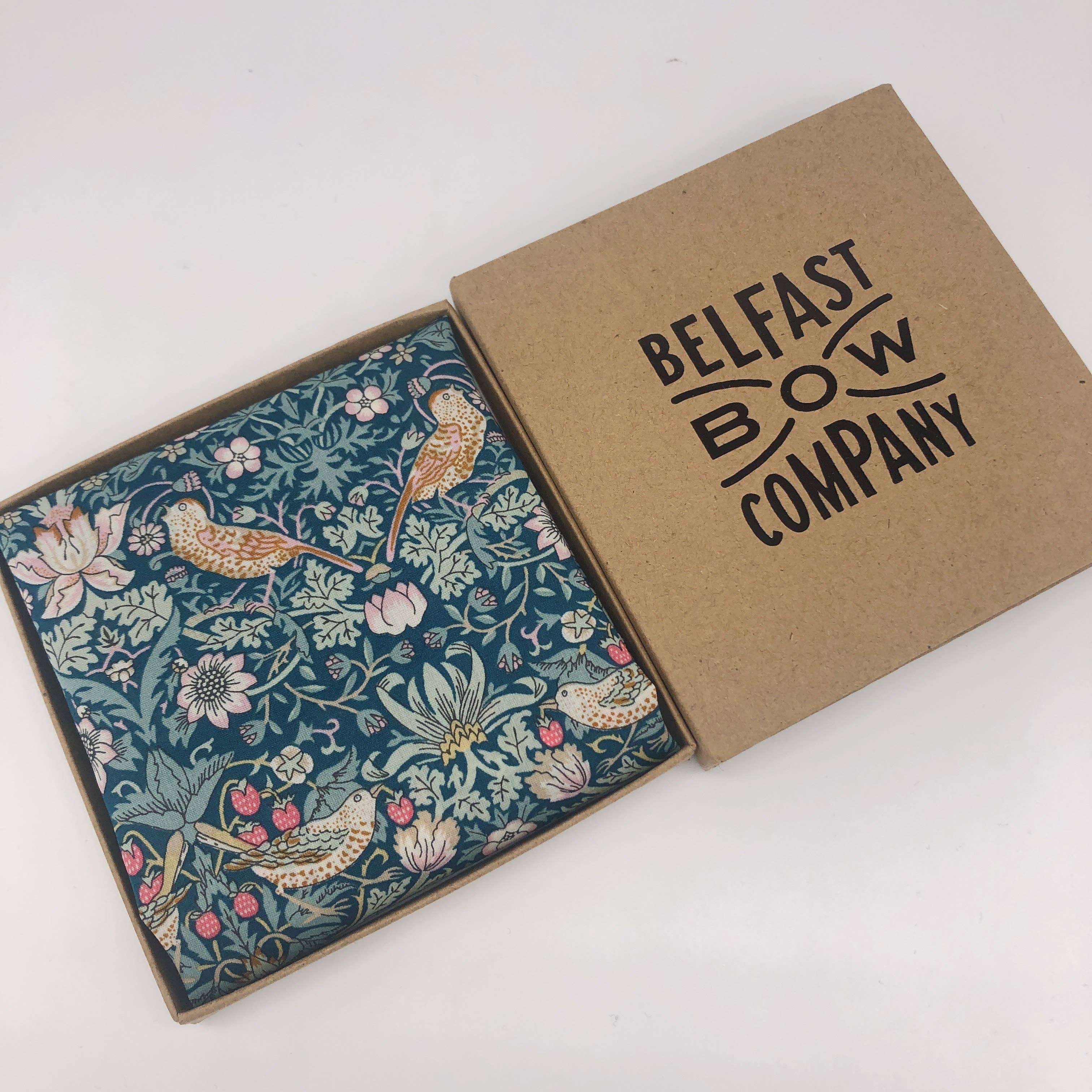 Belfast Bow Company – Großhandel Einstecktuch – Herren – Liberty of London Einstecktuch mit grünem Strawberry Thief Muster2