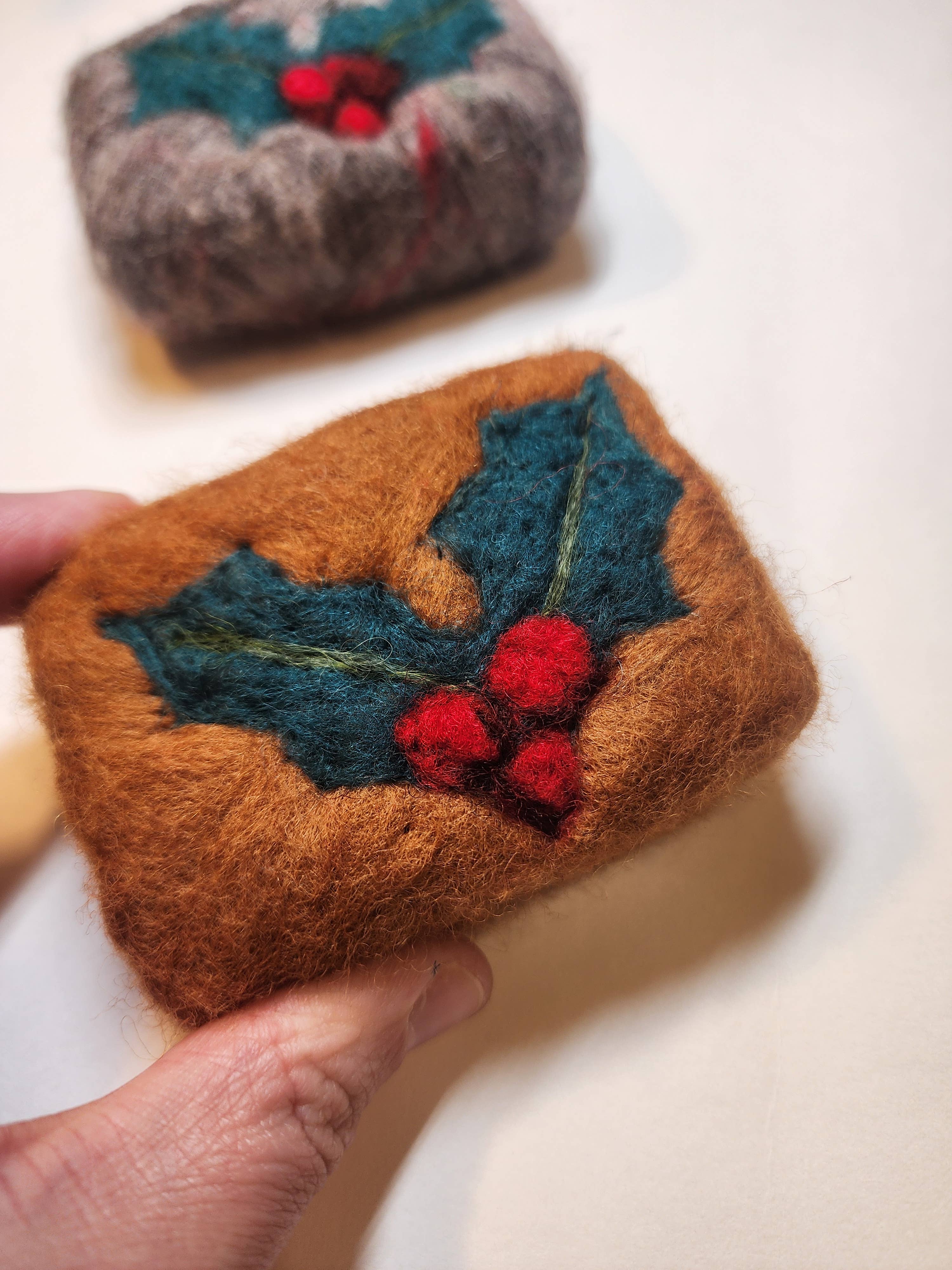 Coastal Felting - Vente Pains de savon - Barre de savon feutrée aux baies de houx, savon feutré en laine1