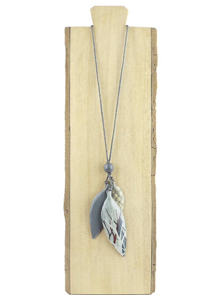 Collana tre foglie per la vendita all'ingrosso da parte di NOA ECCO