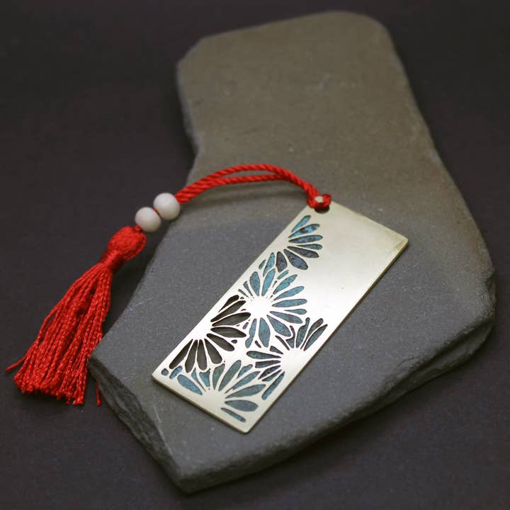 Plataica - Wholesale Bookmark - Brass bookmark with engraved daisies2