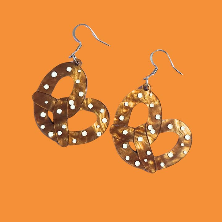 Bretzel - Boucles d'oreilles en acrylique découpé au laser pour la vente par Mini Kitty Designs