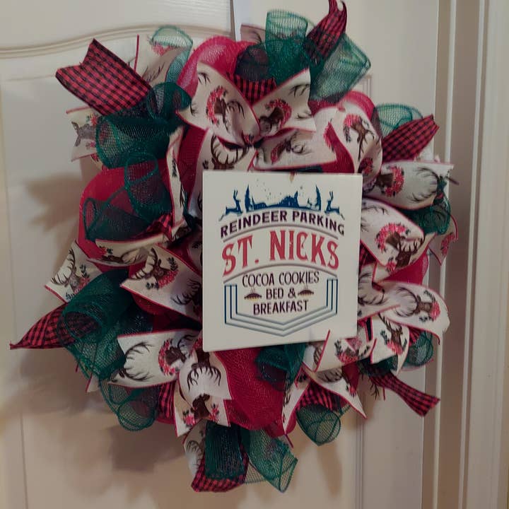 Vintage rensdyr krydser deco mesh krans for engroshandel hos An Array of Wreaths, LLC