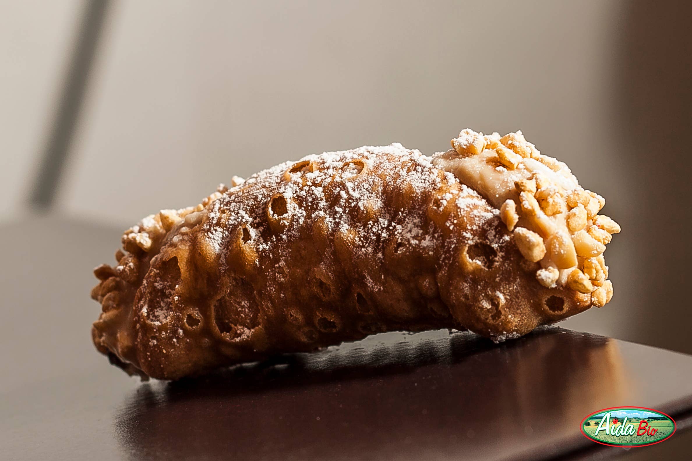 Sizilianische Cannoli, gefüllt mit Schokolade und Haselnüsse für den Großhandel von AIDA di Giangreco