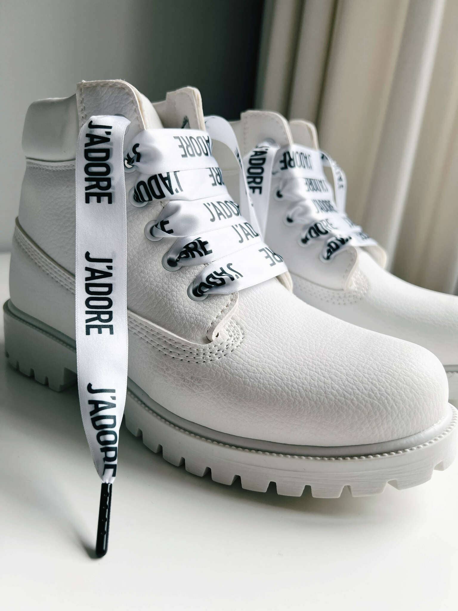 The Shoelace Brand – wholesale Skosnören - Unisex – J’adore – Statement skosnören med svarta metalländar3