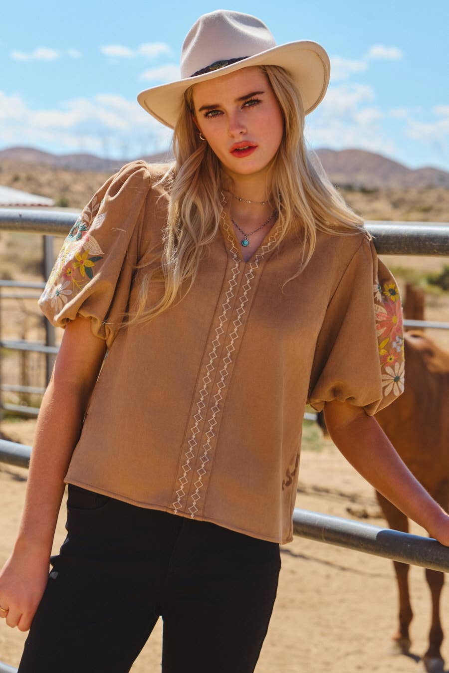 Oddi – Blusa - Mulher por atacado – Top de Manga Bufante em Camurça Sintética1