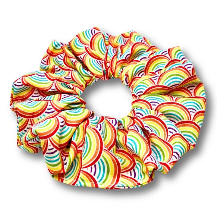 Rainbows Scrunchie verpakt voor wholesale door Enchanted Scrunch