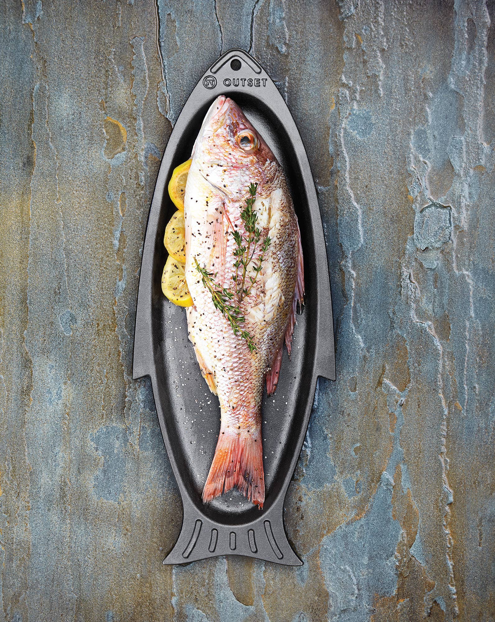 Fox Run Brands - Vendita all'ingrosso Bistecchiera/piastra - Griglia per pesce e padella da portata in ghisa Outset, 19 «x 7" x 1"1