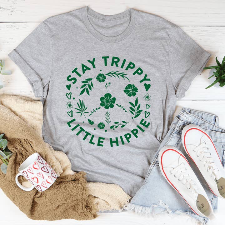 PIGMENTIFY – Großhandel T-Shirt mit Siebdruck – Damen – Stay Trippy Little Hippie T-Shirt mit Blumenmuster und Friedenszeichen