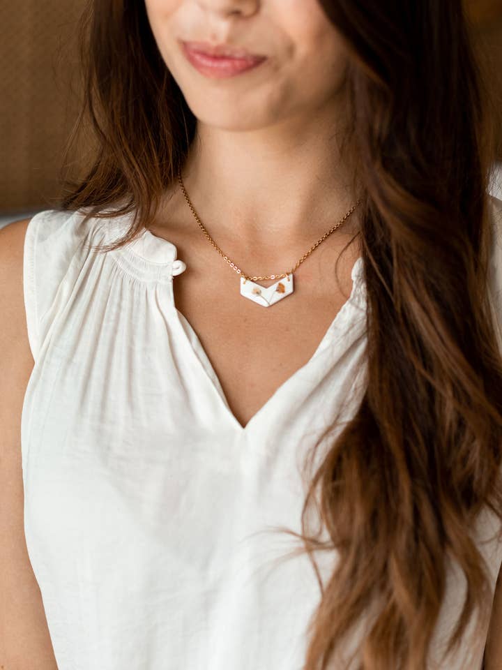 Collier flèche fleur pressée pour la vente par Hints of Nature