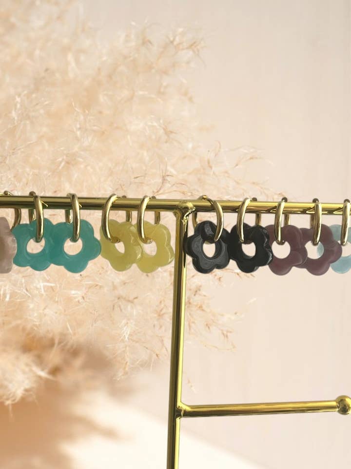 Brincos argola MARGUERITE - aço inoxidável e flor acrílica por atacado de Innaya