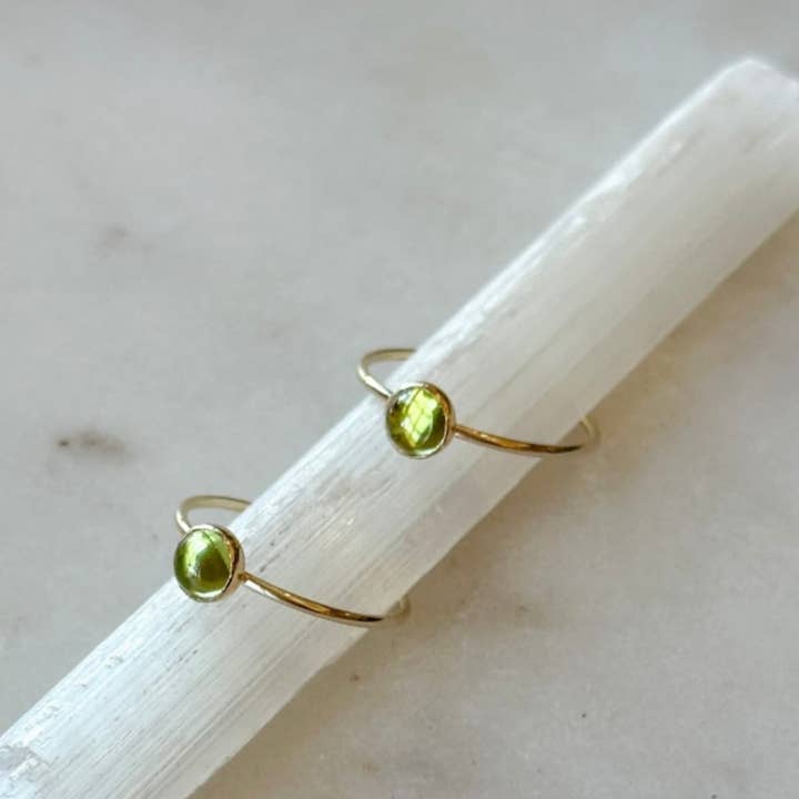PERIDOT 5MM EDELSTEINRING für den Großhandel von Siren Jewelry