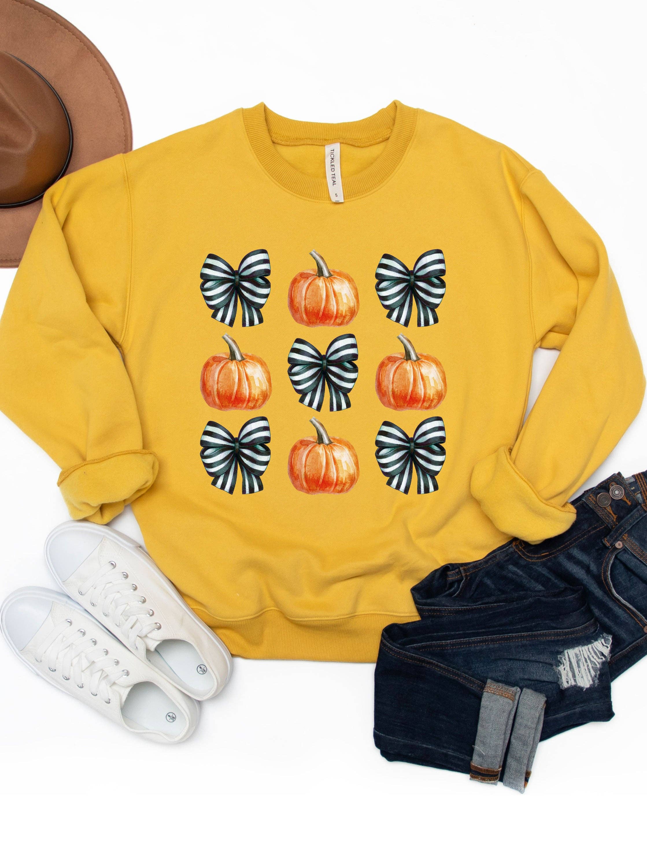 Tickled Teal – wholesale Sweatshirt med tryck - Dam – Stripe Bows & Pumpkins grafisk tröja3