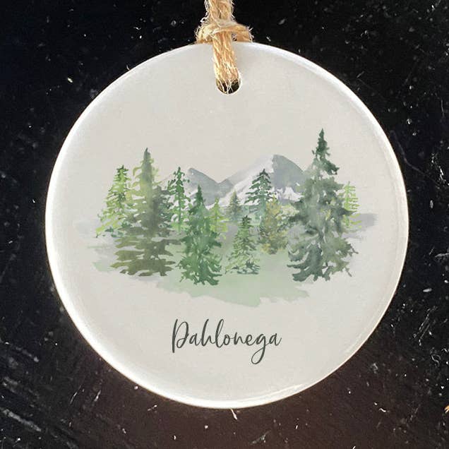 North & Pine - Venta al por mayor Adornos - Adorno personalizado con escena de montaña en acuarela0