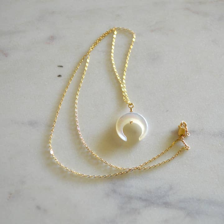 Salty But Sweet - Vente Colliers à pendentif - Collier en forme de croissant en nacre