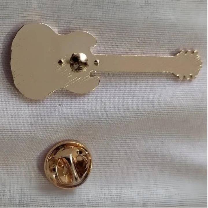 Magnifique Hearts - Wholesale Brooch - Musical Instrument Guitar Brooch Enamel Badge Pin