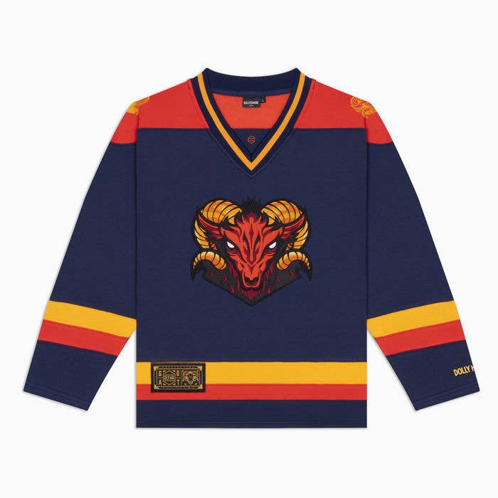 Col rond Goat Classic Hockey bleu et rouge. 70 % coton pour la vente par Dolly Noire