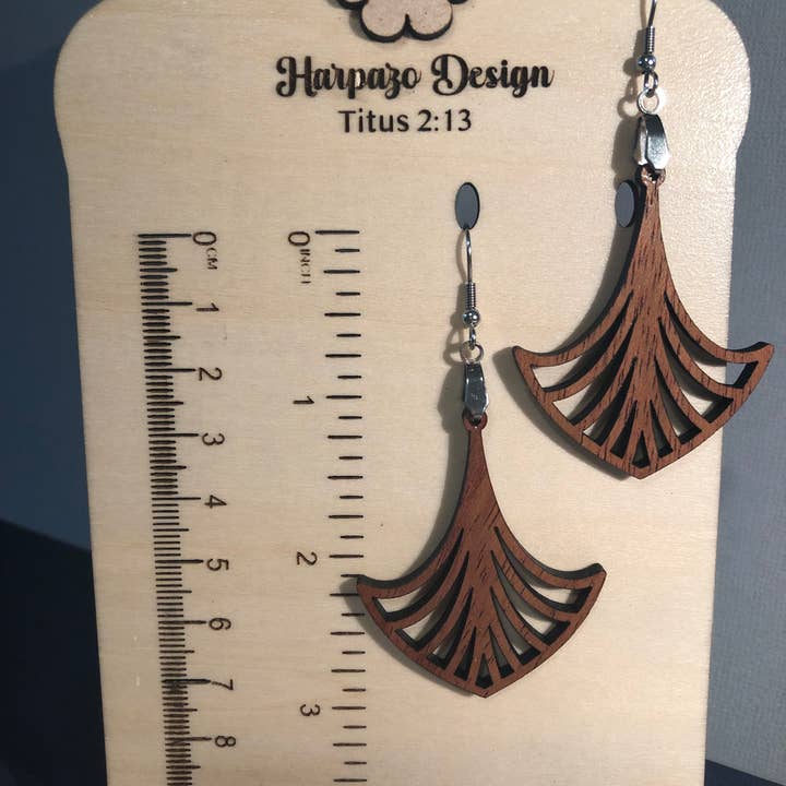 Sapele Trä Fishtail Örhänge för wholesale av Harpazo Design