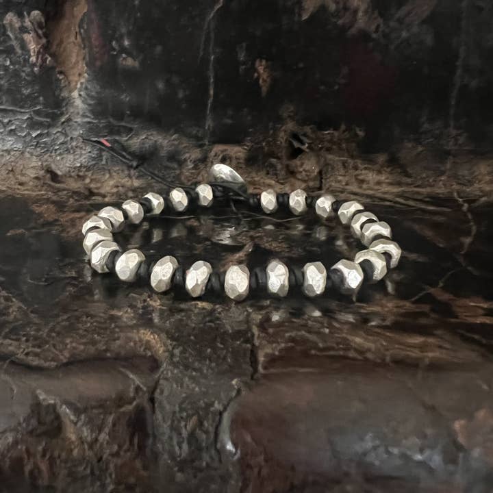 MBB3 - Herrarmband i knutet läder och silver för wholesale av Anantara