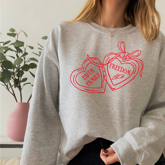 Felpa girocollo con ciondolo a cuore "Faith Family Freedom", grigia per la vendita all'ingrosso da parte di Crossaid
