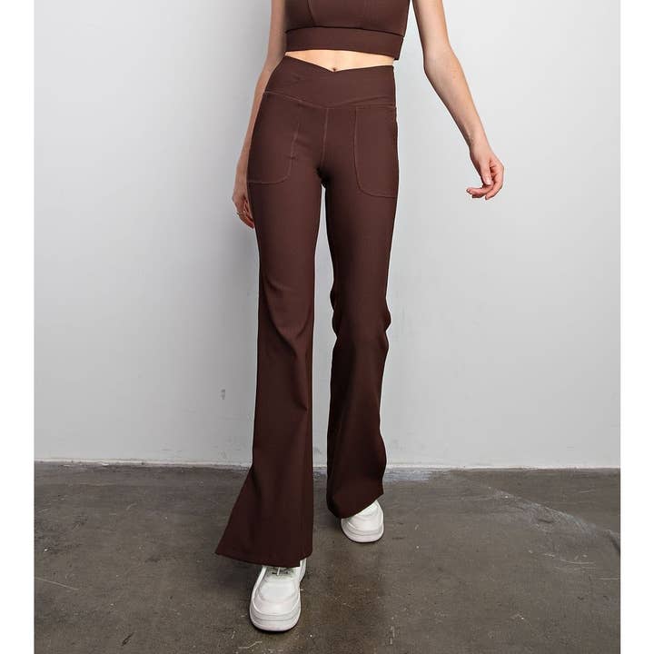 LEGGINGS ÉVASÉS À TAILLE CROISÉE EN CÔTES DE NYLON TAILLE RÉGULIÈRE pour la vente par Curve Market