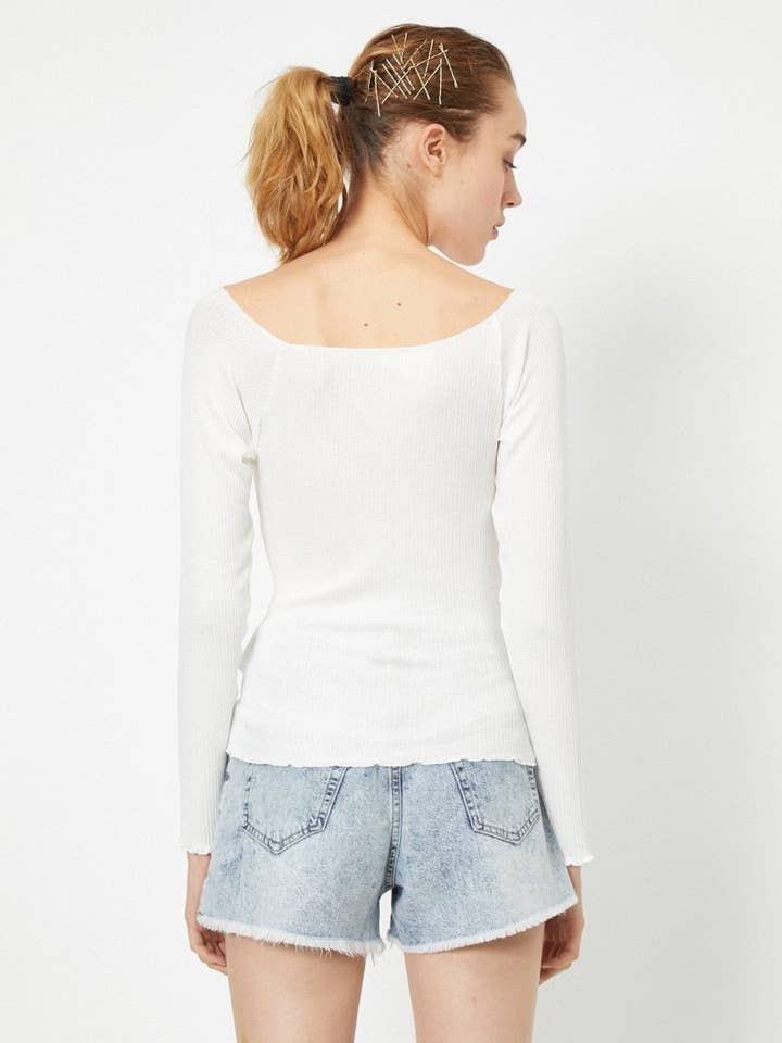 Långärmad Scoop Neck T-shirt i vitt för wholesale av Usolo Outfitters