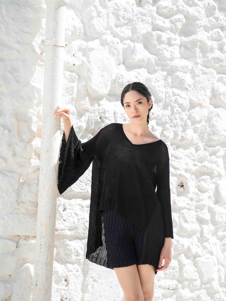 COL EN V PLISSÉ AVEC MANCHES LARGES pour la vente par Neera 20.52