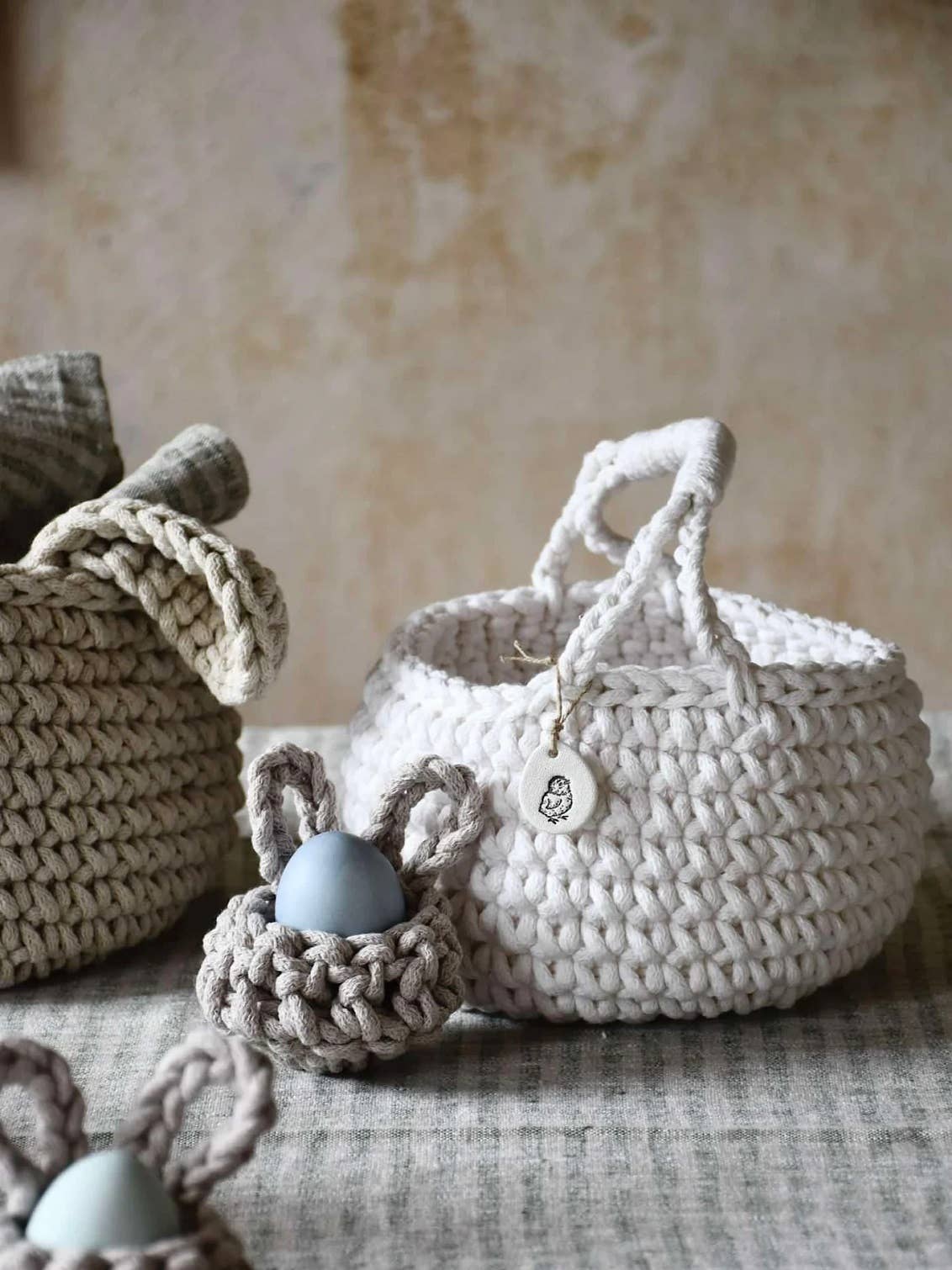 Zuri House - Wholesale Decorative tabletop object - Easter SET: 5 easter baskets and 10 egg cups