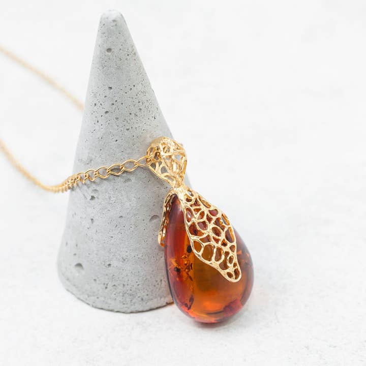 Pendentif en ambre de la Baltique en forme de larme, argent plaqué or pour la vente par Marcin Waryszak