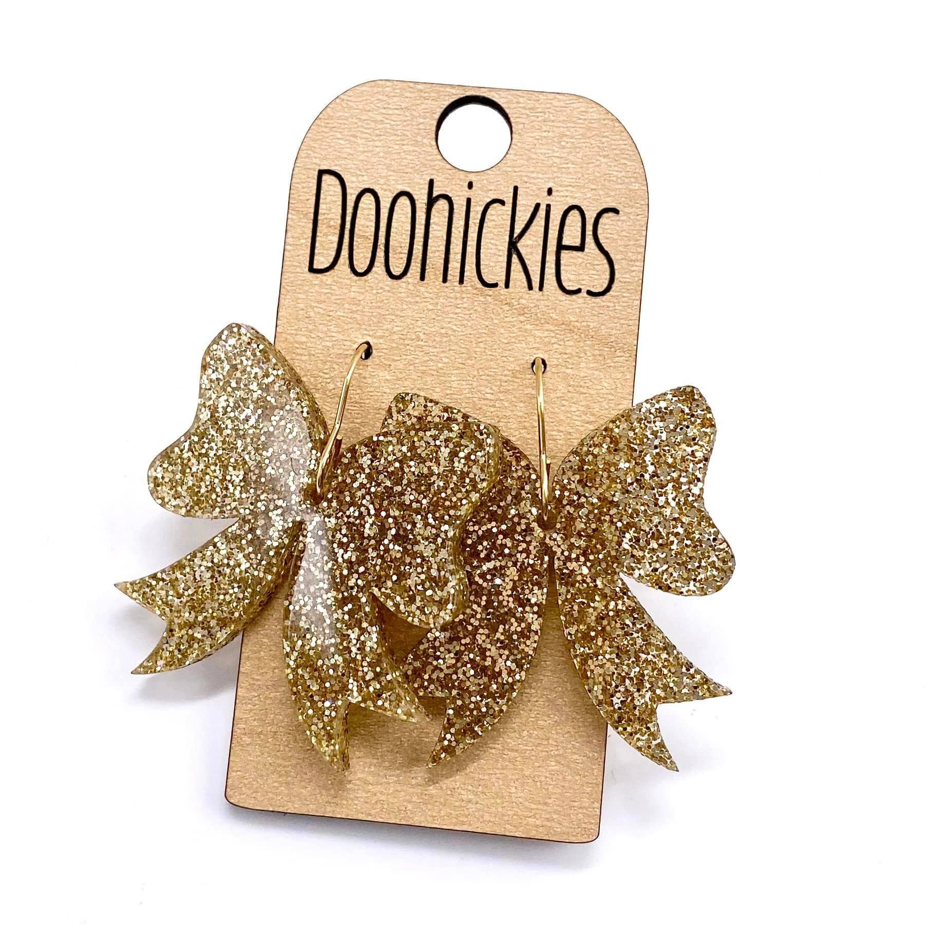 Doohickies - Vente Boucles d'oreilles pendantes - Boucles d'oreilles pendantes avec nœud à paillettes de 1,5" - Boucles d'oreilles personnalisées esprit d'école - 9 options de couleur4