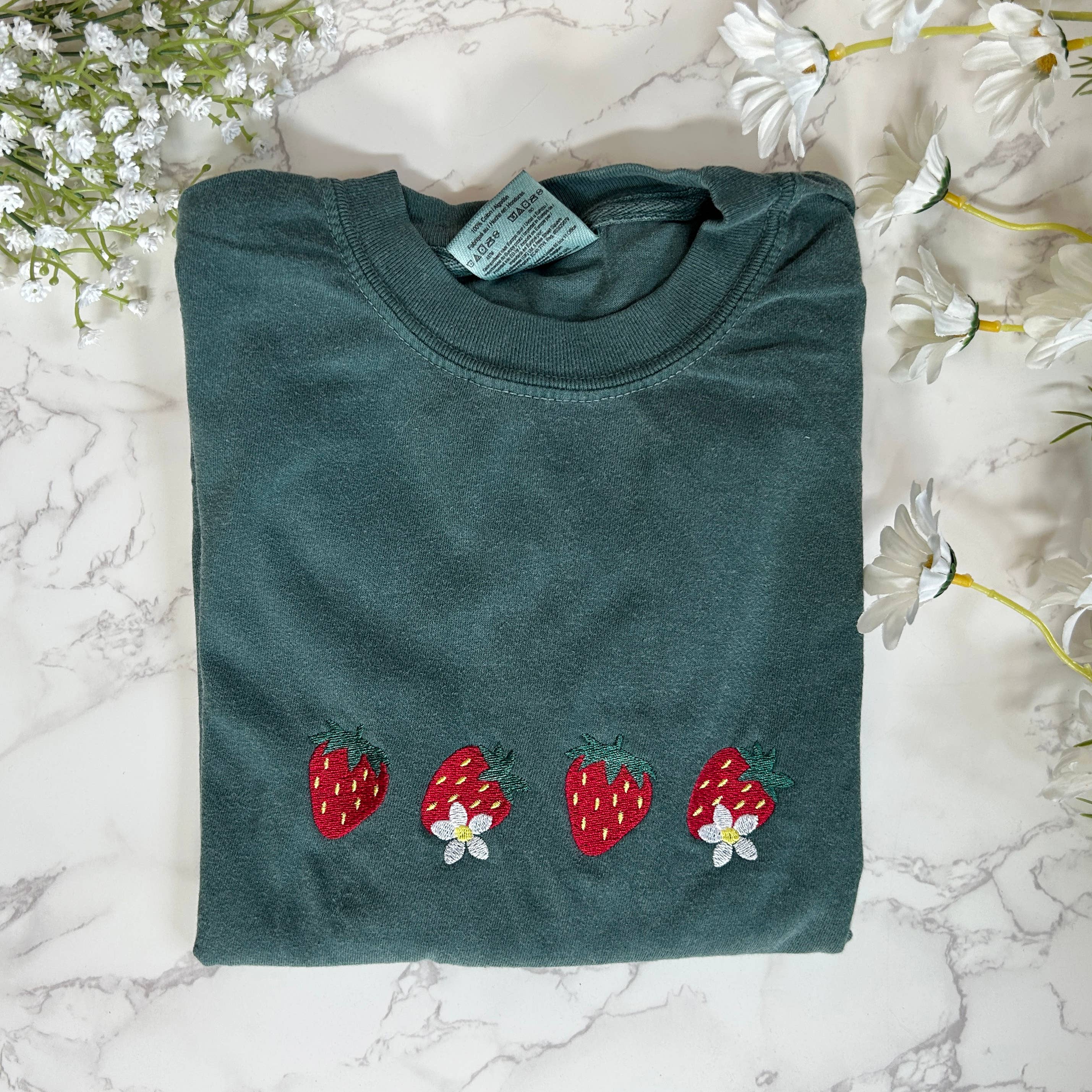 Plantiful Design Co - Venta al por mayor Camiseta - Mujer - Camiseta bordada con fresas, Fresa floral de primavera2