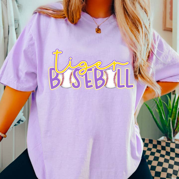 T-shirt illustré de baseball des Tigers | LSU | Baseball pour la vente par Gia Gifts Boutique