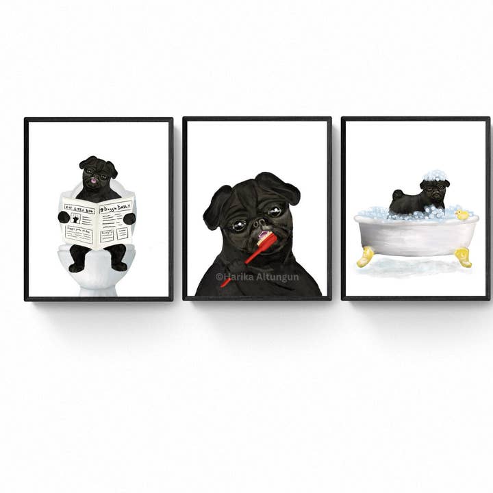 Sæt med 3 sorte mops i badeprint, hund der sidder på toilettet print, badeværelseshundemaleri, hund der læser avis print, gave til mops-elsker for engroshandel hos MerikaArt