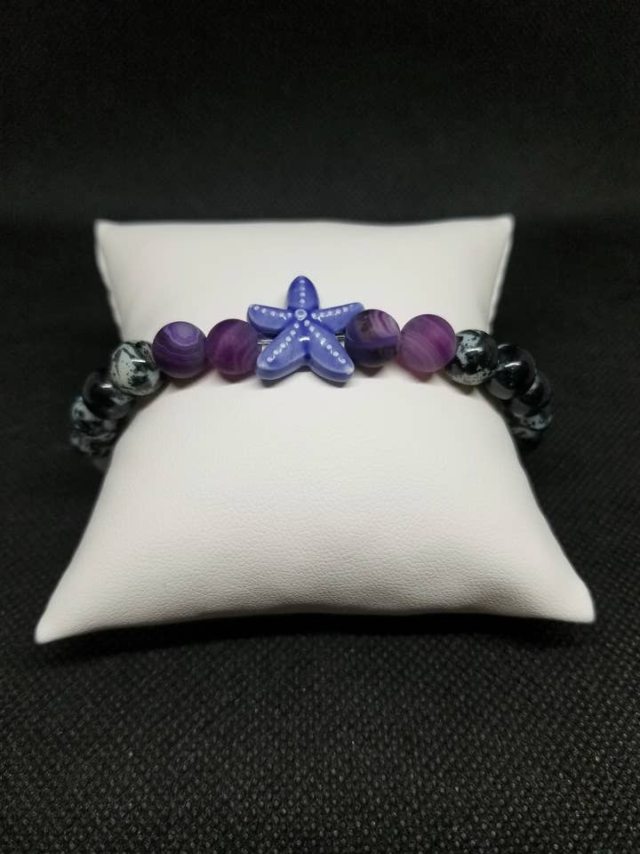 Bracelet extensible en améthyste et perles de verre en marbre noir pour la vente par D.S.K