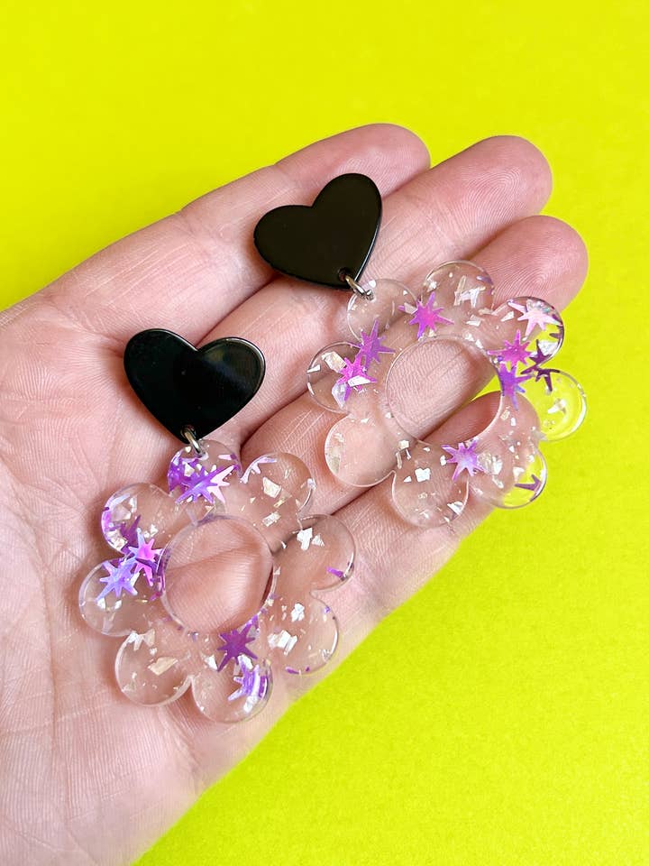 Orecchini a bottone a forma di margherita a cuore Orecchini appariscenti Orecchini divertenti per la vendita all'ingrosso da parte di Alien Bratz