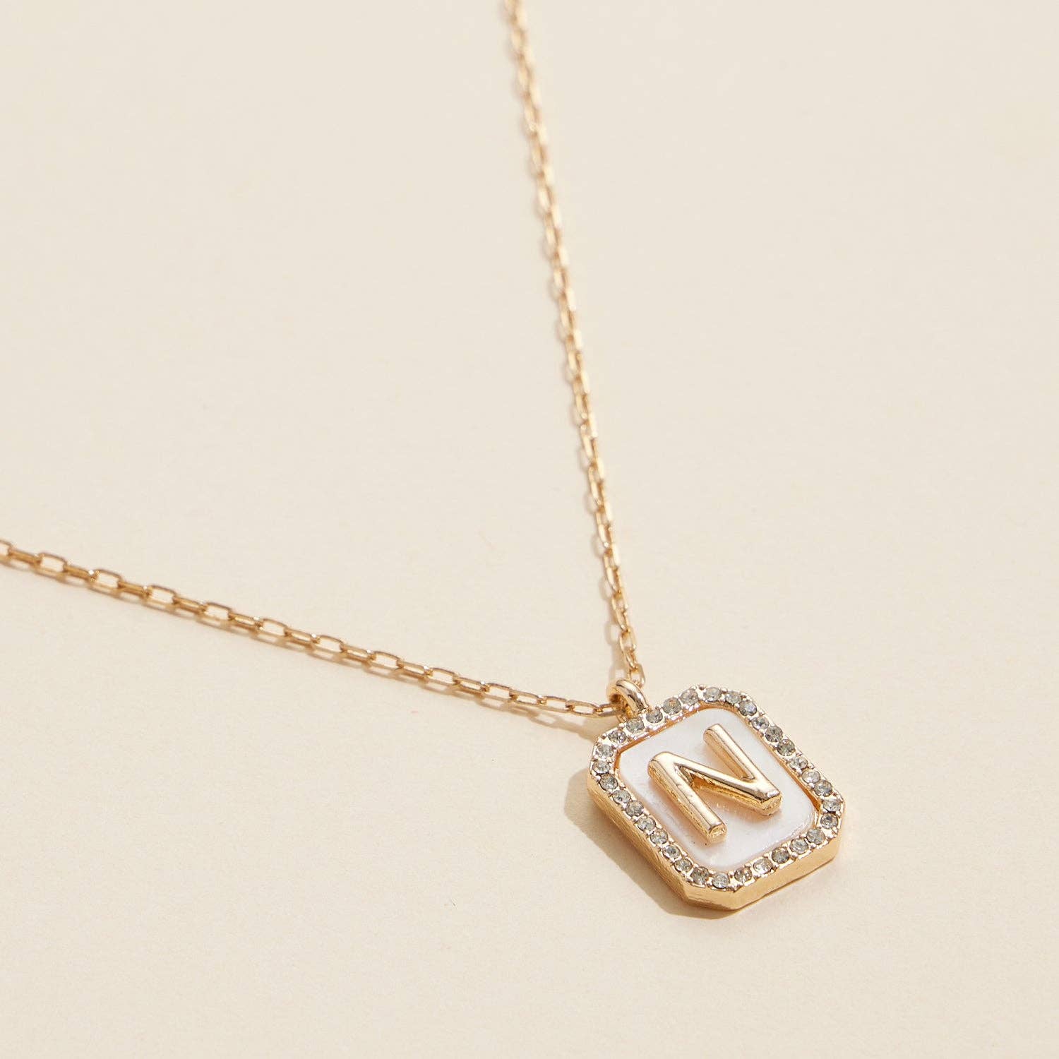 16 ACTIFS Lot de 16 colliers courts à breloques Initial Shell en vente sur Faire5