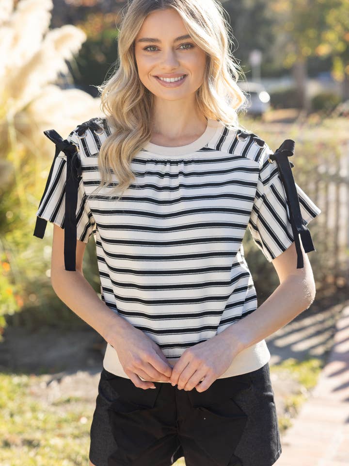 35380 Haut en maille rayé avec œillets et laçage pour la vente par VOY