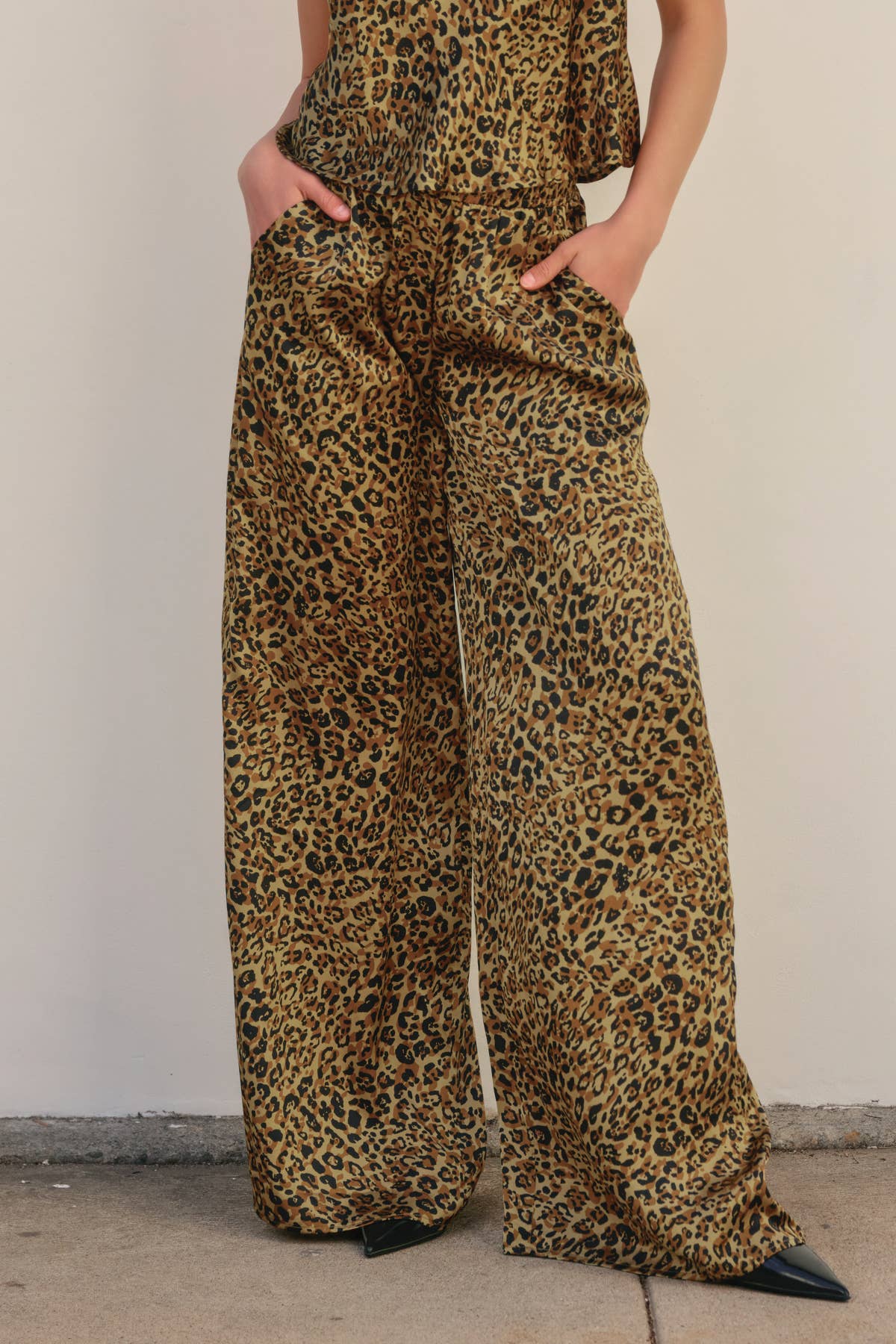 UMBER DOURADO Calças Golden Kingdom Back Pocket (1) para venda a revendedores na Faire3