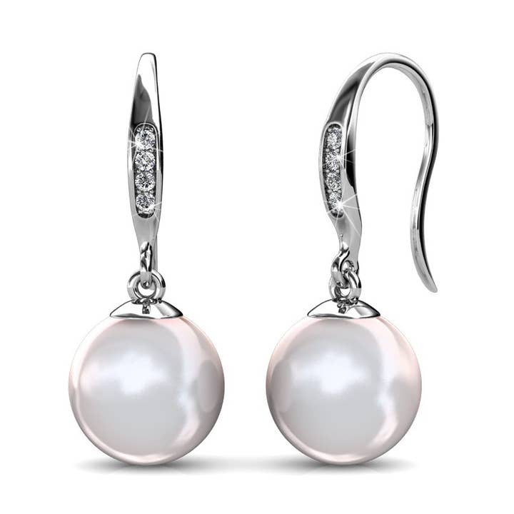 Orecchini pendenti Betty in oro bianco 18k con perle d'acqua dolce rotonde per la vendita all'ingrosso da parte di Cate & Chloe Jewelry