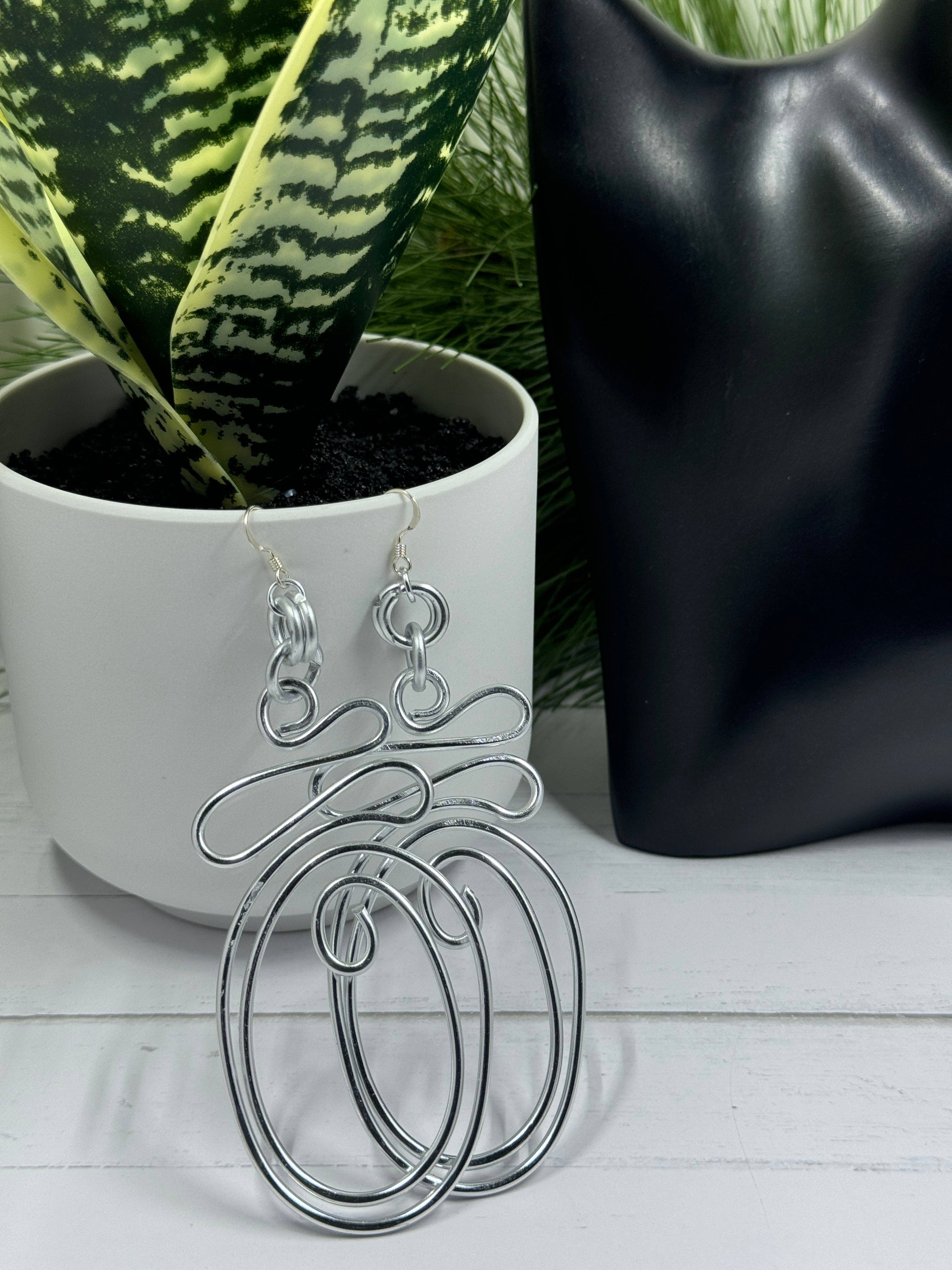 Jewelry With Me - Vente Boucles d'oreilles pendantes - Boucles d'oreilles abstraites en fil d'aluminium argenté avec crochet en argent sterling5